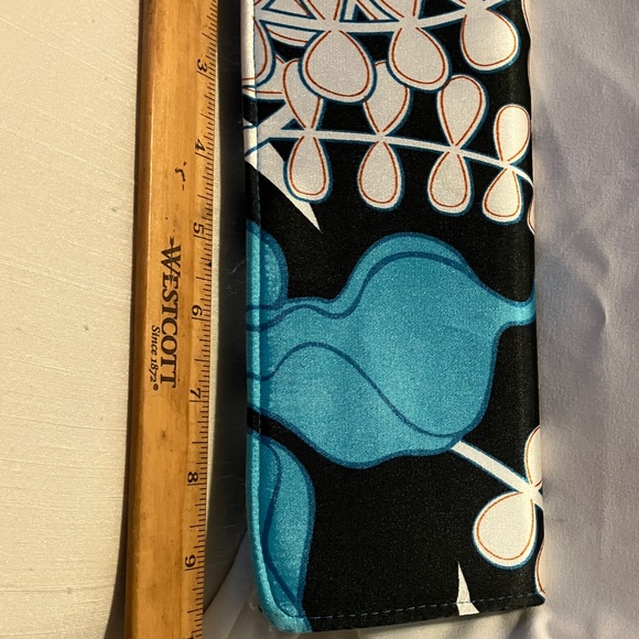 New. Soft n cushy printed satin clutch bag. Near perfect condition ( tiny tiny - Picture 3 of 13